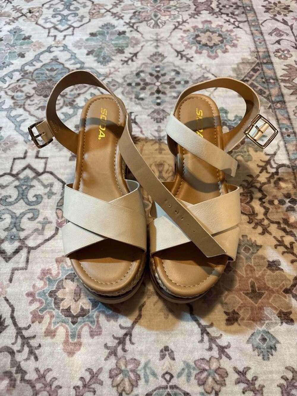 Soda Platform Sandals size 8.5 New